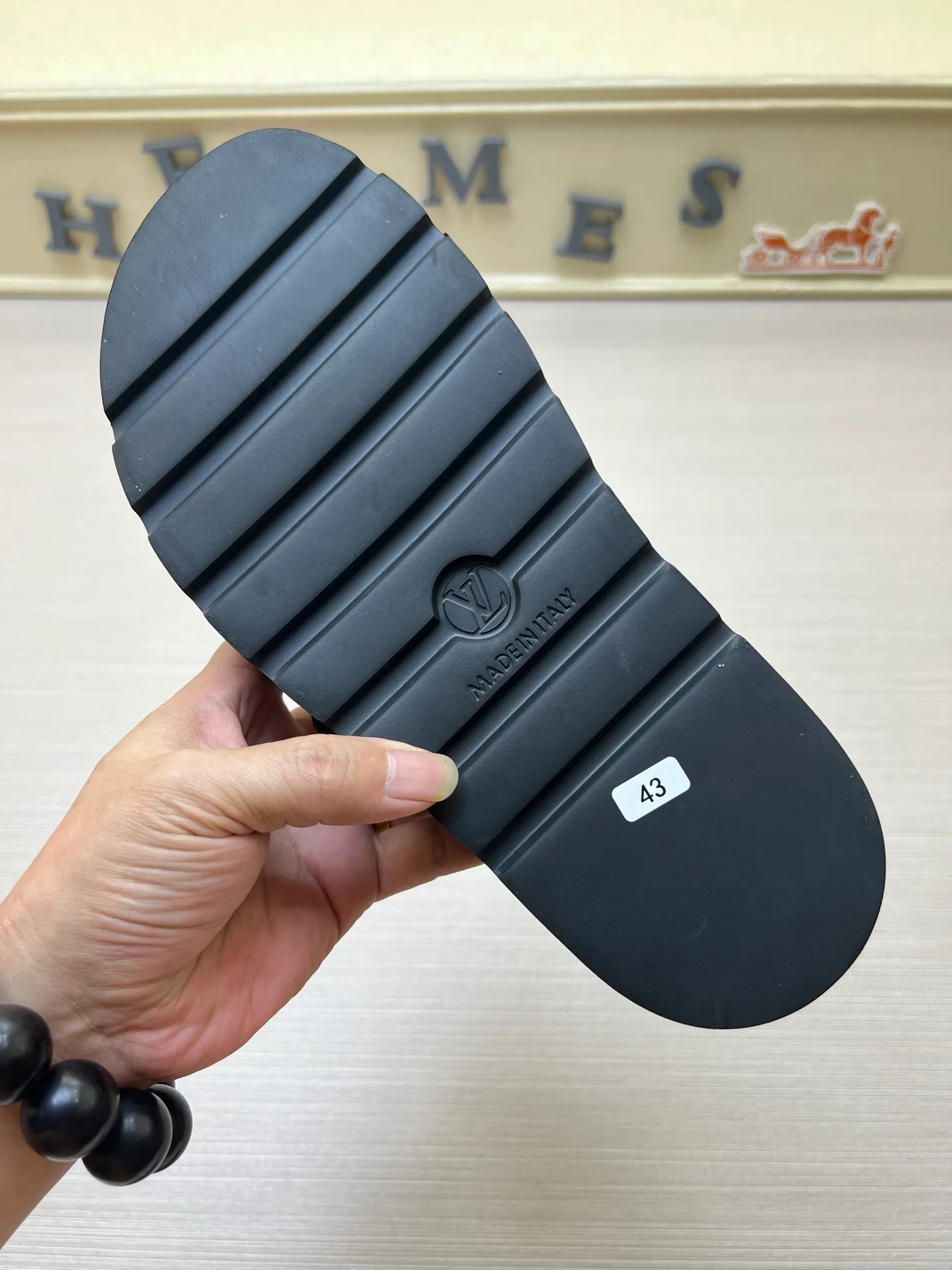 Factory price: 360💰【LOUIS VUITTON】Louis Vuitton, LV printing, men's and women's slippers are on the market, drawer box packaging with cloth bag, card, the upper pattern looks very soft and waxy, super versatile leg slimming artifact. Fabric: imported denim/canvas/old fabric, LV hardware LOGO, official website pattern printing, comfortable to wear, foot pads: high elastic men's shoes💰U water table. Sole: foam sole, heel height: about 5cm. Code number: 35-46, 35, 45, 46 are custom-made and non-returnable. Color: multiple colors and styles available.